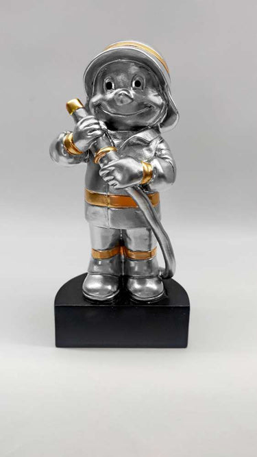 Eine silberne Feuerwehrmannfigur mit einem Schlauch steht auf einem schwarzen Sockel mit goldenen Akzenten auf der Uniform, gefertigt aus hochwertigem Material. Dieses exquisite Stück besticht durch ein exklusives Design und ist damit eine perfekte Trophäe Kinder Feuerwehr 125 mm PK739715-62588 zur Anerkennung von Tapferkeit und Hingabe.
